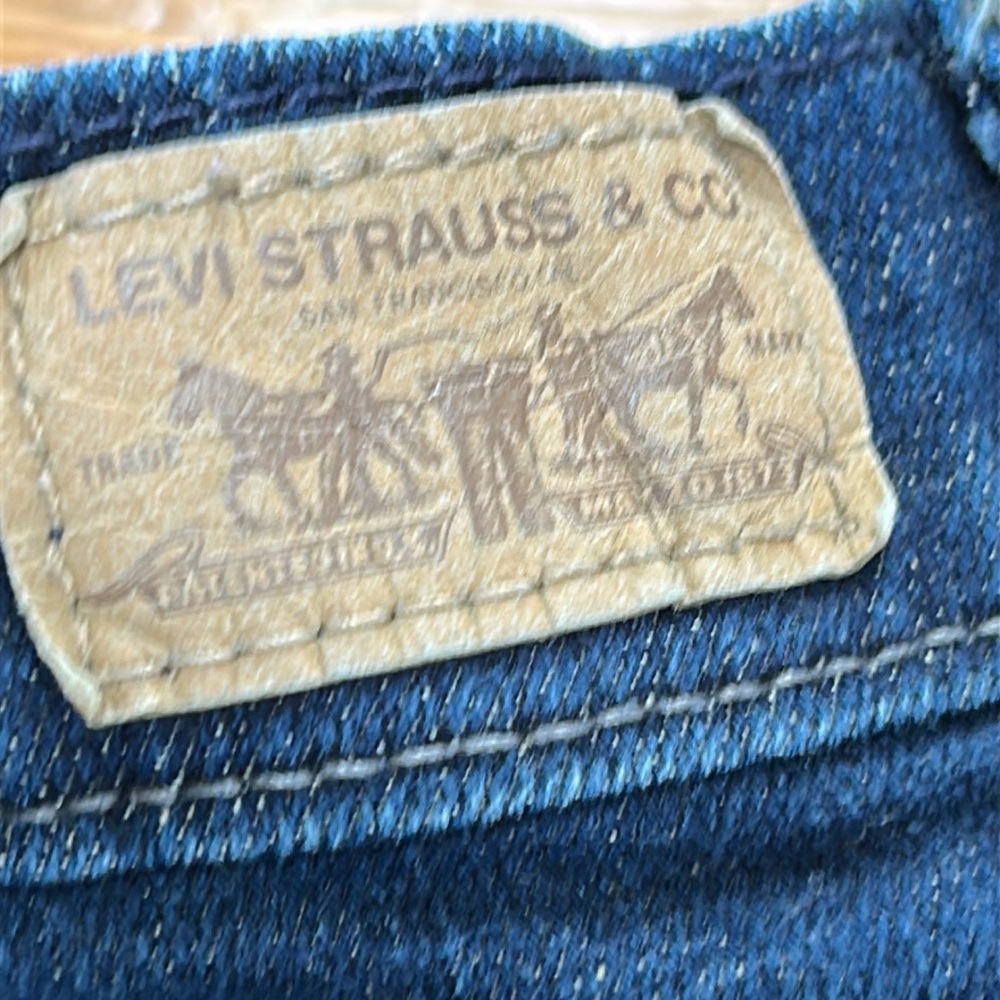 Levi’s 515 Women’s Shorts. Blue denim, with cute details on pockets. Size 12. - Picture 5 of 13